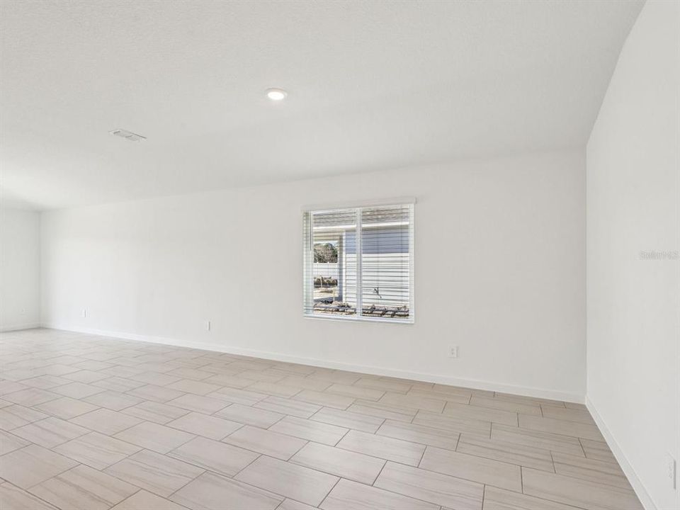 Activo con contrato: $374,990 (4 camas, 3 baños, 1842 Pies cuadrados)
