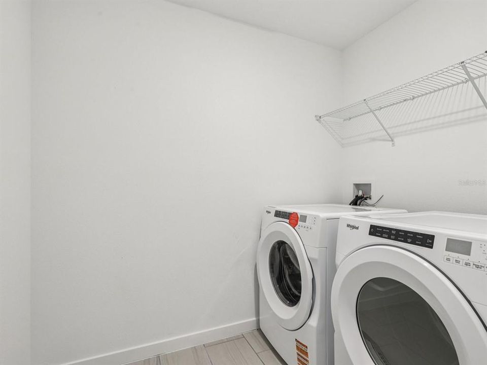 Activo con contrato: $374,990 (4 camas, 3 baños, 1842 Pies cuadrados)