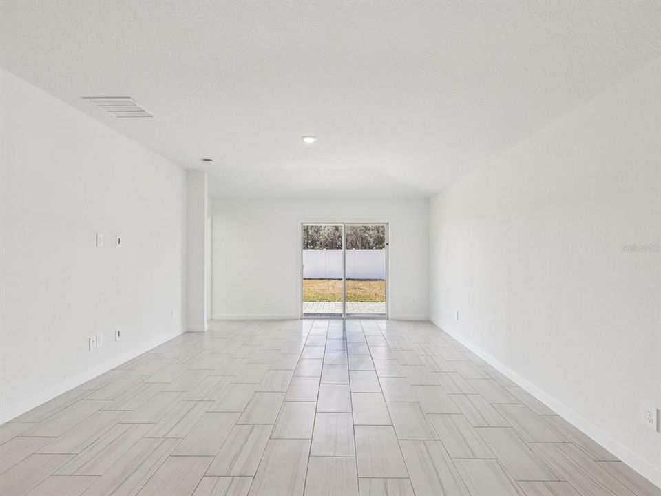 Activo con contrato: $374,990 (4 camas, 3 baños, 1842 Pies cuadrados)
