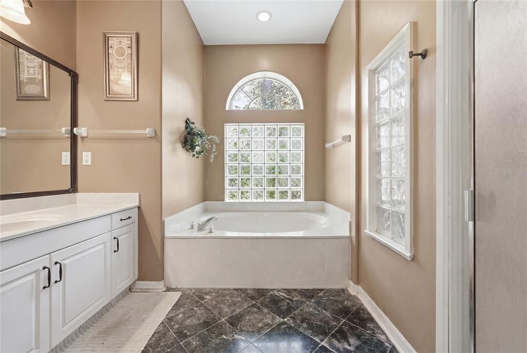 For Sale: $995,000 (5 beds, 4 baths, 3854 Square Feet)