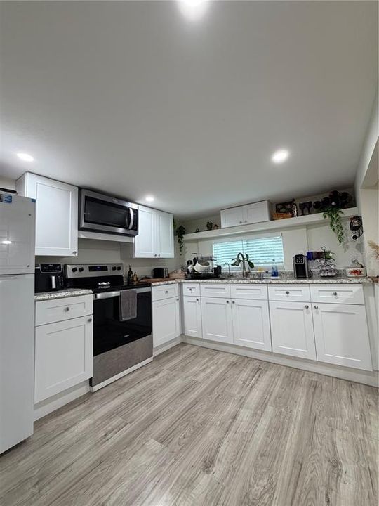 For Sale: $189,999 (2 beds, 2 baths, 965 Square Feet)