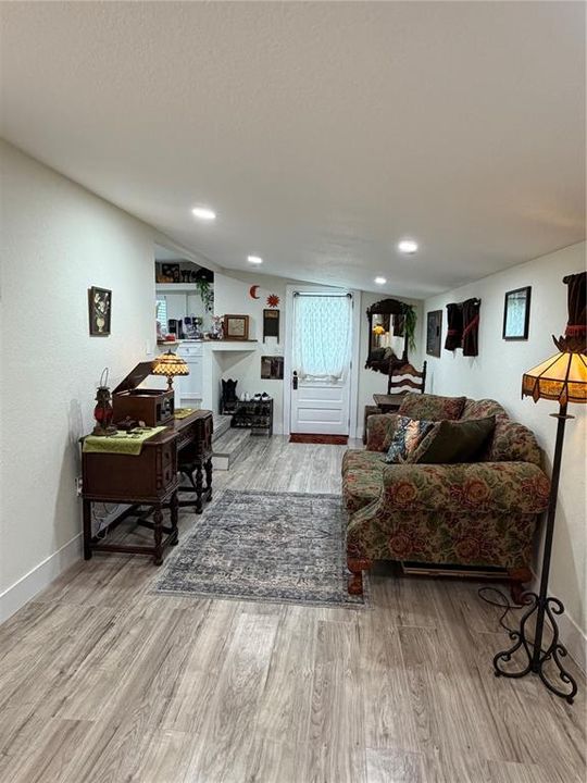 For Sale: $189,999 (2 beds, 2 baths, 965 Square Feet)