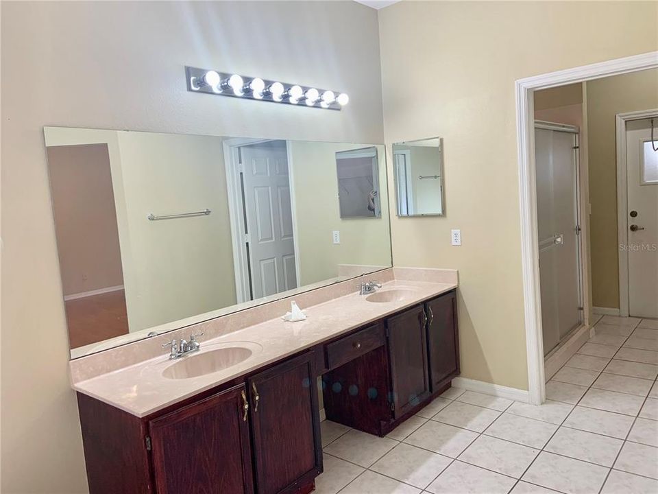 For Rent: $2,950 (4 beds, 2 baths, 3417 Square Feet)