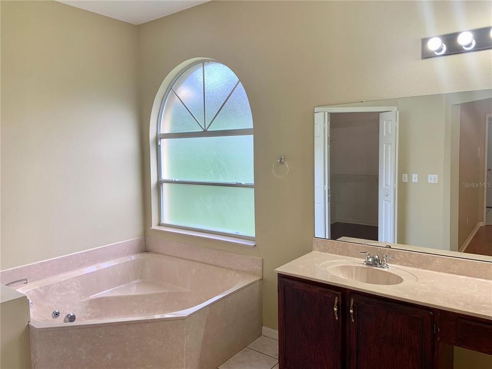 For Rent: $2,950 (4 beds, 2 baths, 3417 Square Feet)