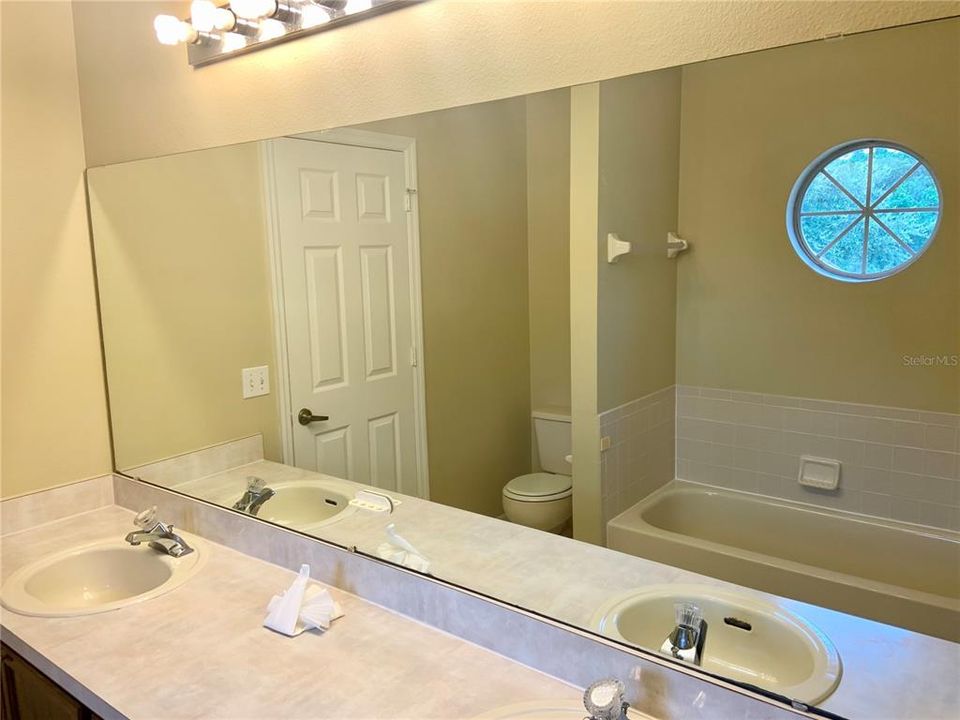 For Rent: $2,950 (4 beds, 2 baths, 3417 Square Feet)