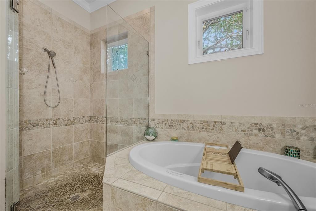 En Venta: $785,000 (4 camas, 3 baños, 3042 Pies cuadrados)