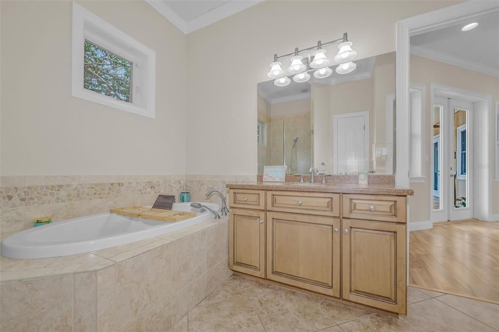 En Venta: $785,000 (4 camas, 3 baños, 3042 Pies cuadrados)
