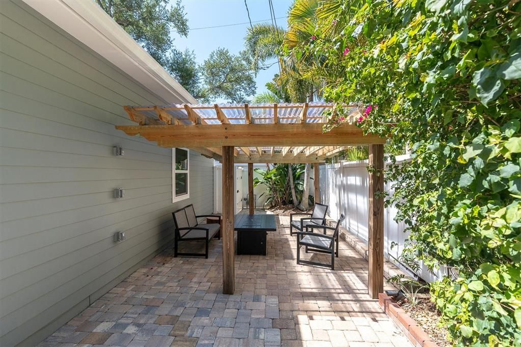 For Sale: $1,475,000 (4 beds, 3 baths, 1960 Square Feet)