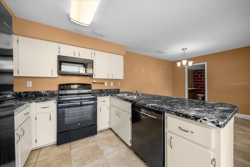 For Sale: $170,000 (2 beds, 1 baths, 1256 Square Feet)