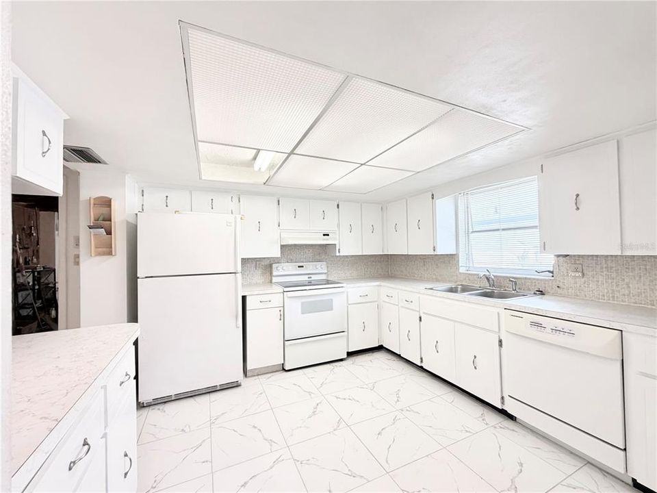 For Sale: $259,900 (2 beds, 2 baths, 1365 Square Feet)
