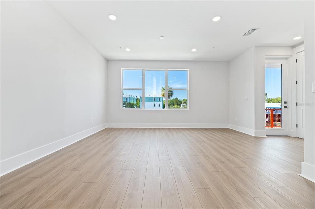 For Sale: $900,000 (2 beds, 3 baths, 2457 Square Feet)