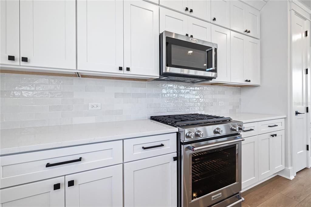 For Sale: $900,000 (2 beds, 3 baths, 2457 Square Feet)