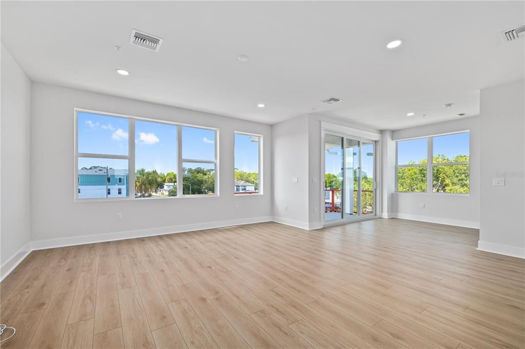 For Sale: $900,000 (2 beds, 3 baths, 2457 Square Feet)
