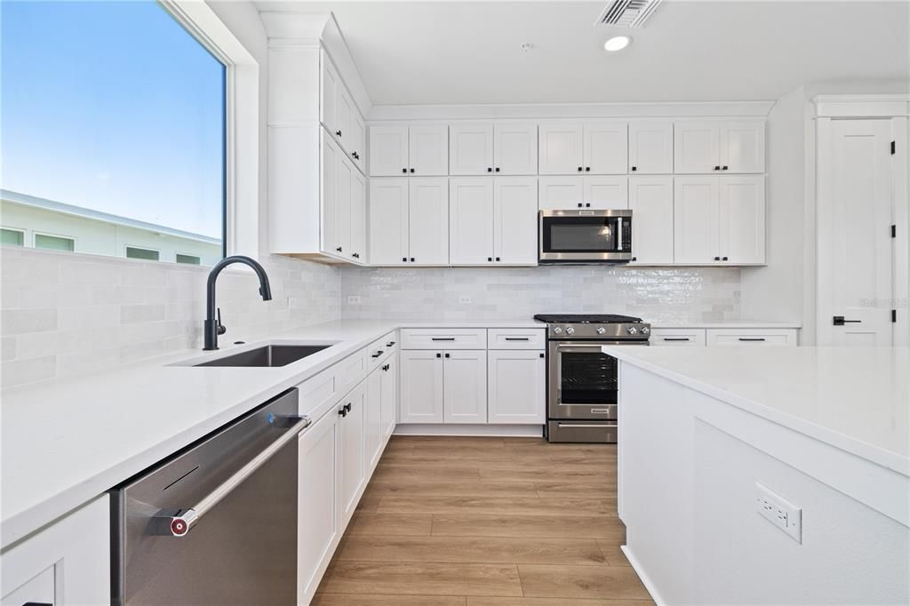 For Sale: $900,000 (2 beds, 3 baths, 2457 Square Feet)