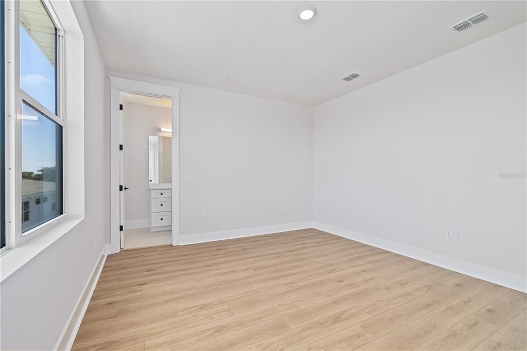 For Sale: $900,000 (2 beds, 3 baths, 2457 Square Feet)
