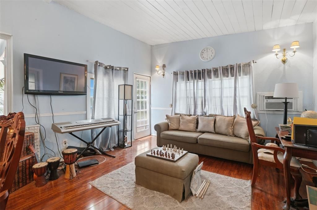 For Sale: $290,000 (4 beds, 1 baths, 1680 Square Feet)