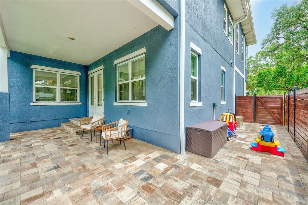 For Sale: $1,000,000 (5 beds, 3 baths, 2906 Square Feet)