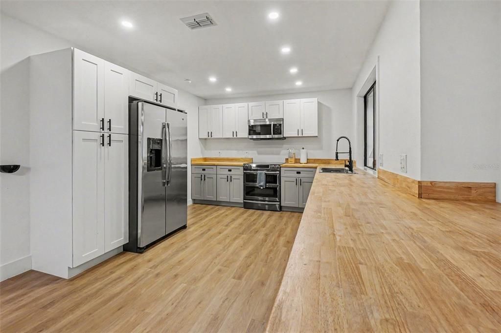 For Sale: $320,000 (3 beds, 2 baths, 1571 Square Feet)