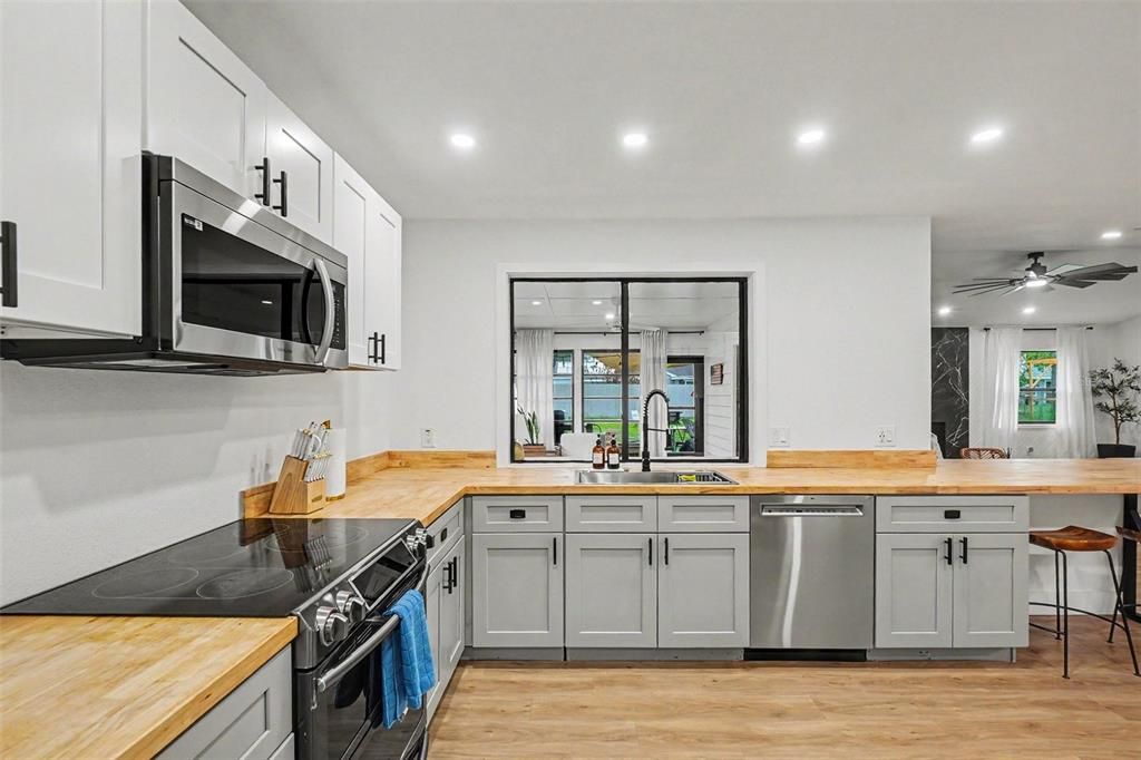 For Sale: $320,000 (3 beds, 2 baths, 1571 Square Feet)