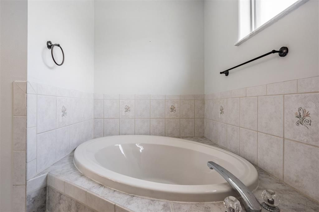 For Sale: $335,000 (3 beds, 2 baths, 1749 Square Feet)