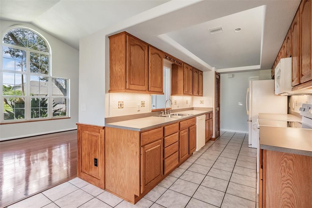 For Sale: $335,000 (3 beds, 2 baths, 1749 Square Feet)
