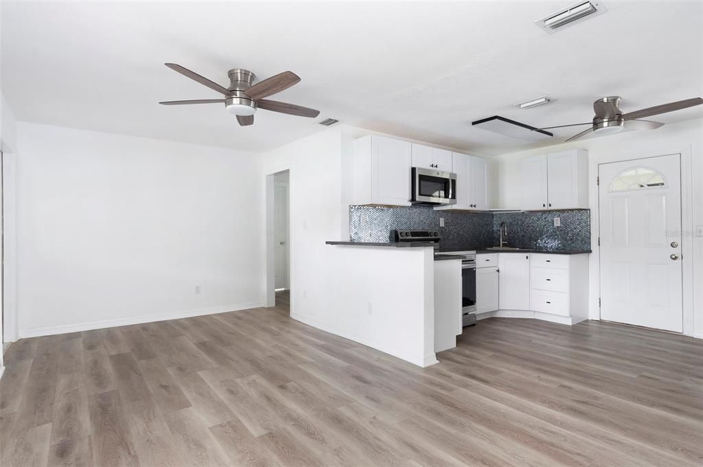 For Rent: $1,850 (2 beds, 1 baths, 816 Square Feet)