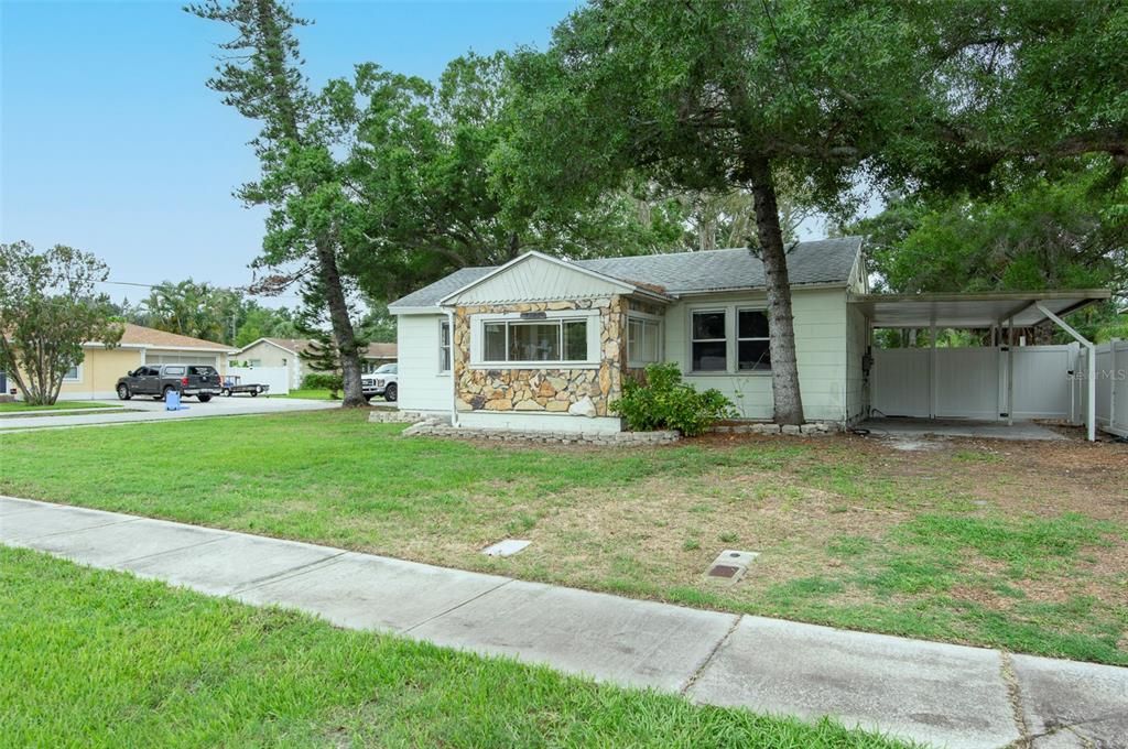 For Rent: $1,850 (2 beds, 1 baths, 816 Square Feet)