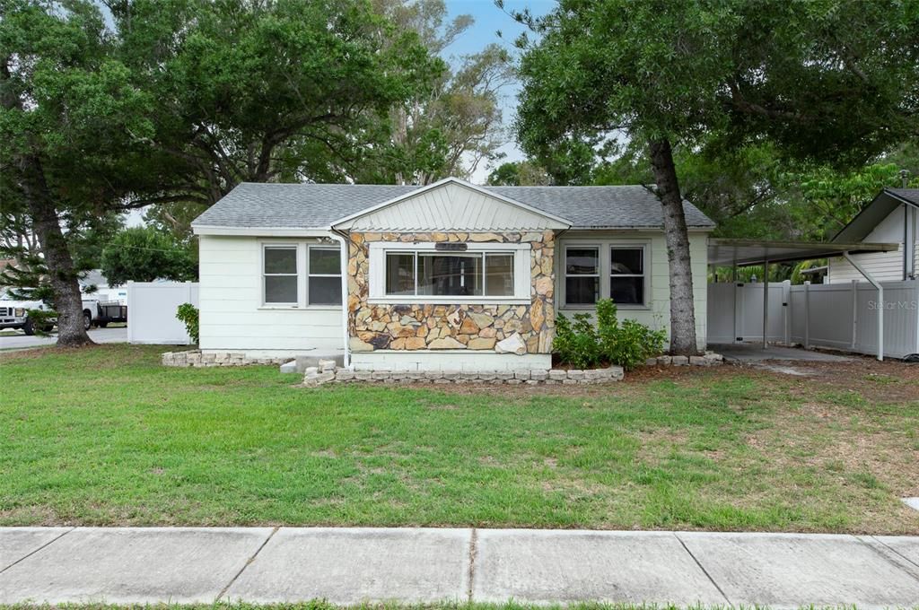 For Rent: $1,850 (2 beds, 1 baths, 816 Square Feet)