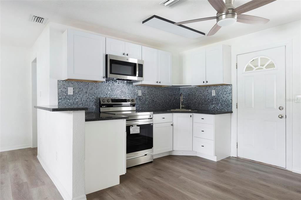 For Rent: $1,850 (2 beds, 1 baths, 816 Square Feet)