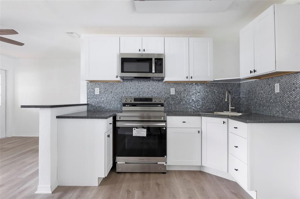 For Rent: $1,850 (2 beds, 1 baths, 816 Square Feet)