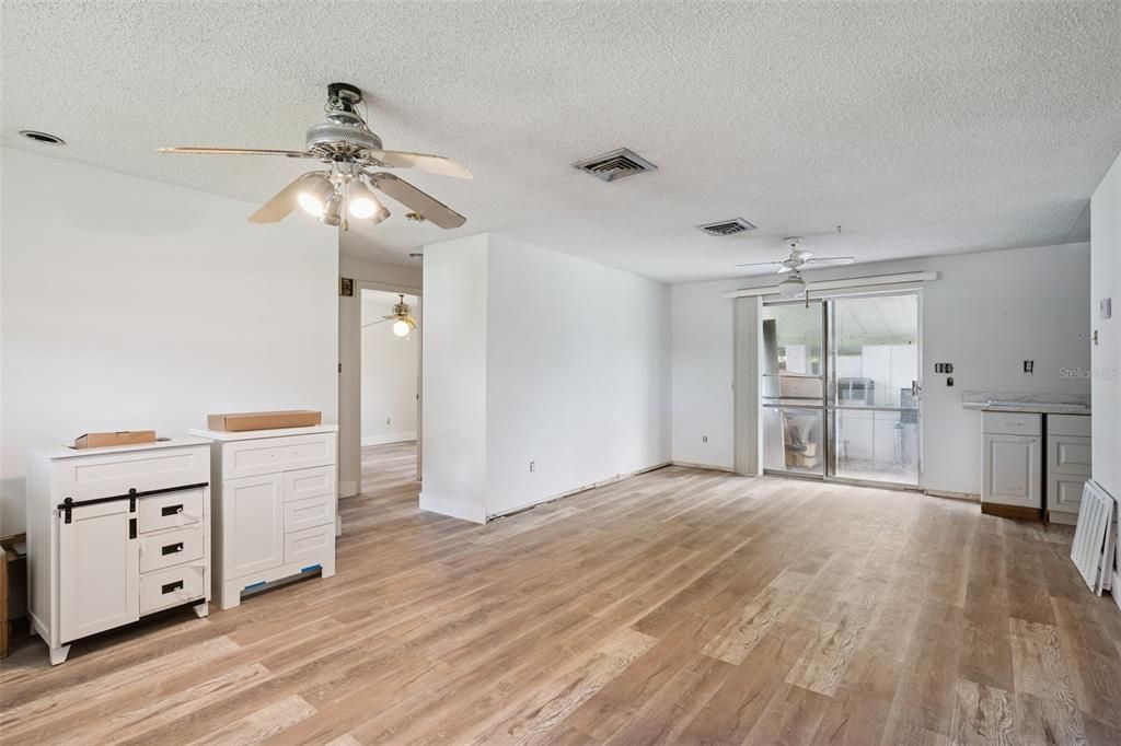 Active With Contract: $250,000 (3 beds, 2 baths, 1237 Square Feet)