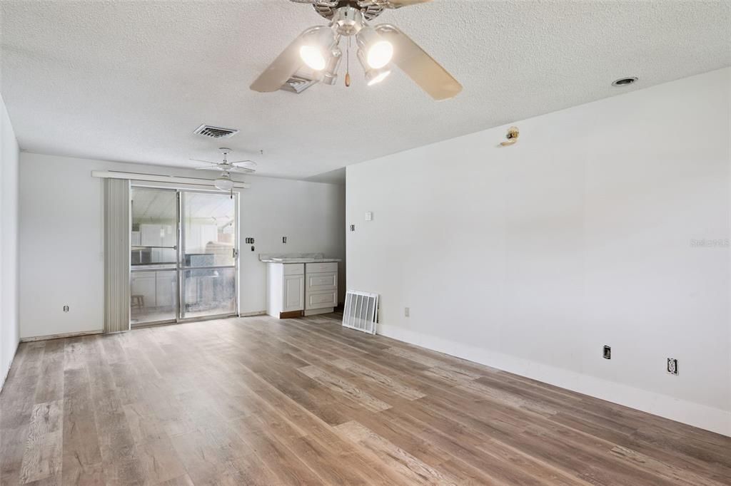 Active With Contract: $250,000 (3 beds, 2 baths, 1237 Square Feet)