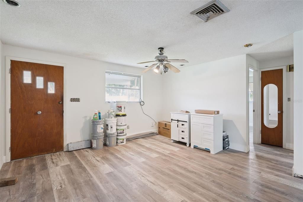 Active With Contract: $250,000 (3 beds, 2 baths, 1237 Square Feet)