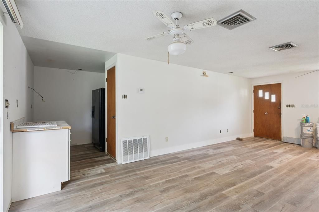Active With Contract: $250,000 (3 beds, 2 baths, 1237 Square Feet)