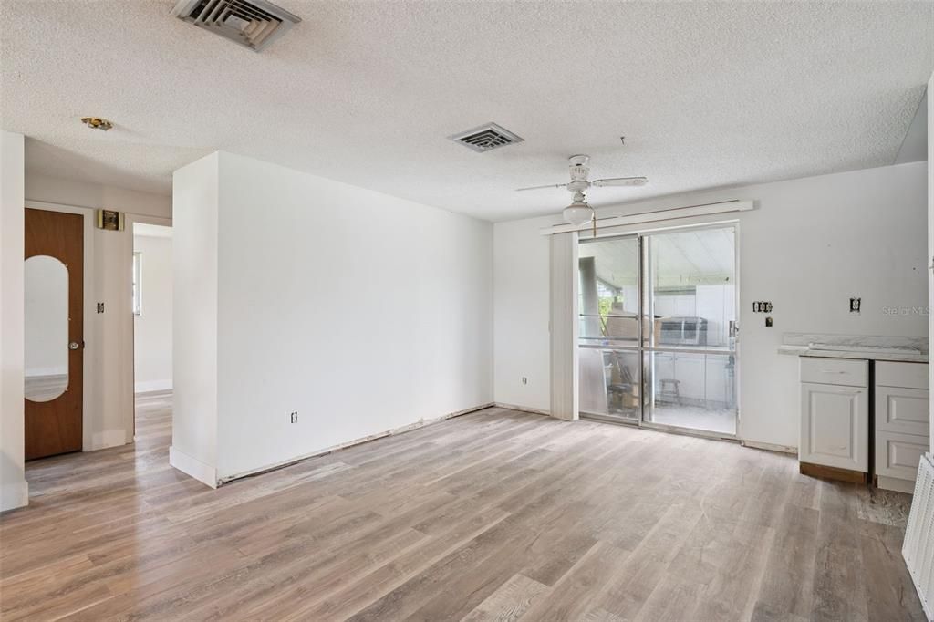 Active With Contract: $250,000 (3 beds, 2 baths, 1237 Square Feet)