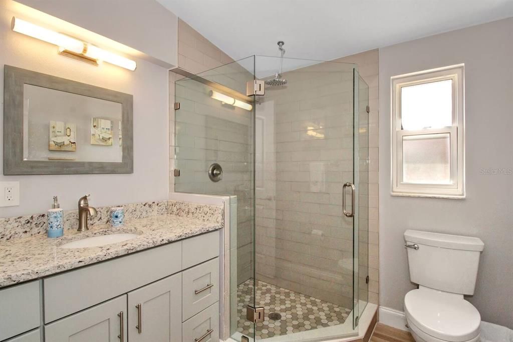 For Rent: $2,300 (2 beds, 1 baths, 816 Square Feet)