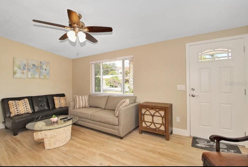 For Rent: $2,300 (2 beds, 1 baths, 816 Square Feet)