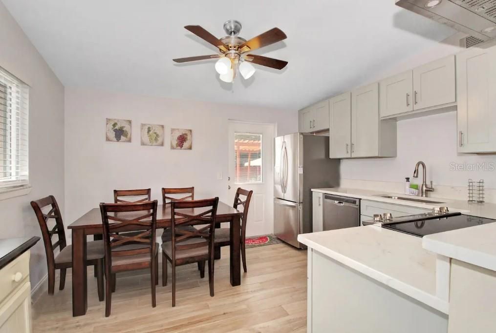 For Rent: $2,300 (2 beds, 1 baths, 816 Square Feet)