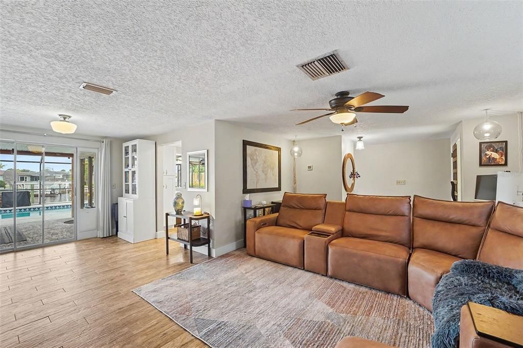 For Sale: $375,000 (2 beds, 2 baths, 1502 Square Feet)