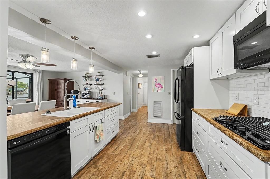 For Sale: $375,000 (2 beds, 2 baths, 1502 Square Feet)