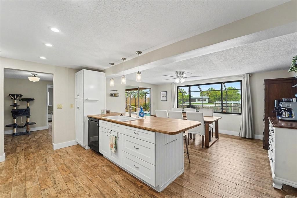 For Sale: $375,000 (2 beds, 2 baths, 1502 Square Feet)
