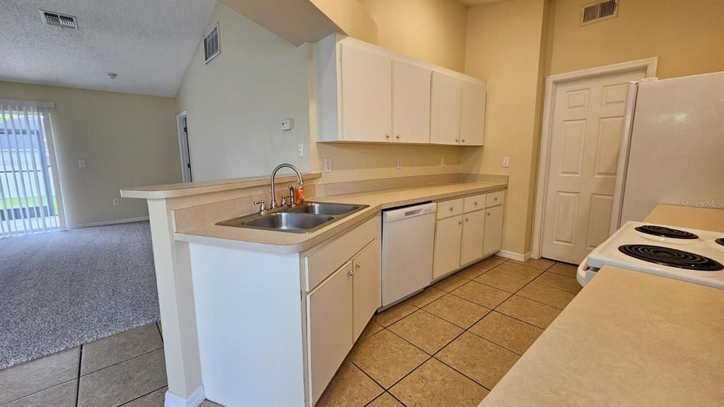 For Rent: $1,895 (3 beds, 2 baths, 1300 Square Feet)
