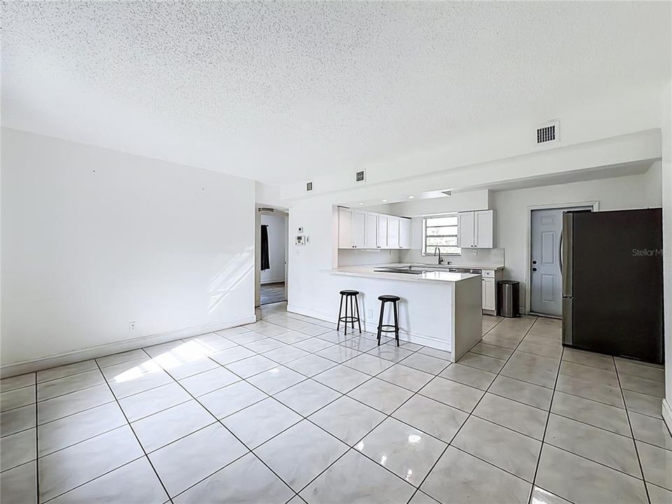 For Sale: $330,000 (3 beds, 1 baths, 977 Square Feet)
