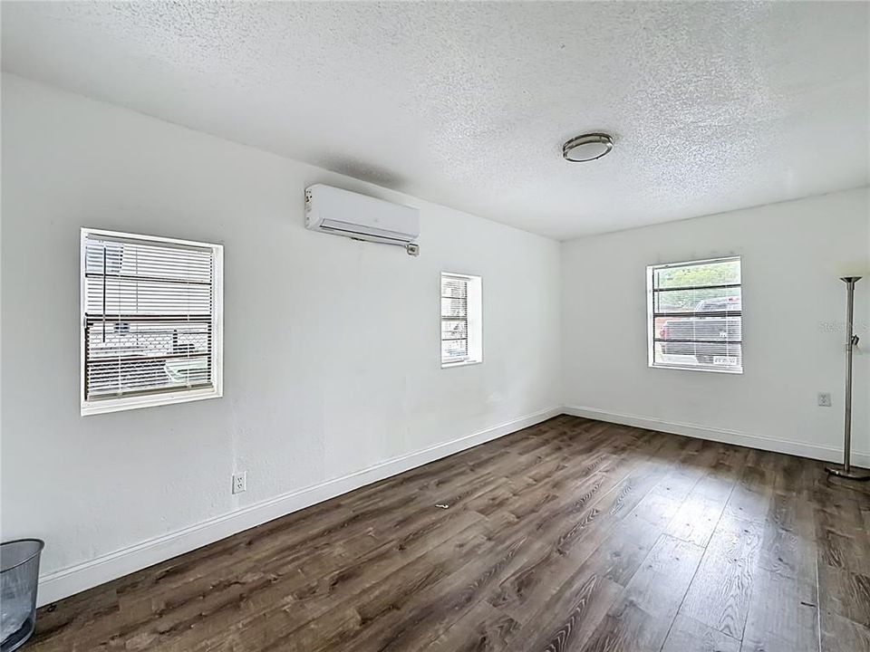 For Sale: $330,000 (3 beds, 1 baths, 977 Square Feet)