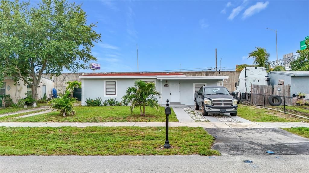 For Sale: $330,000 (3 beds, 1 baths, 977 Square Feet)