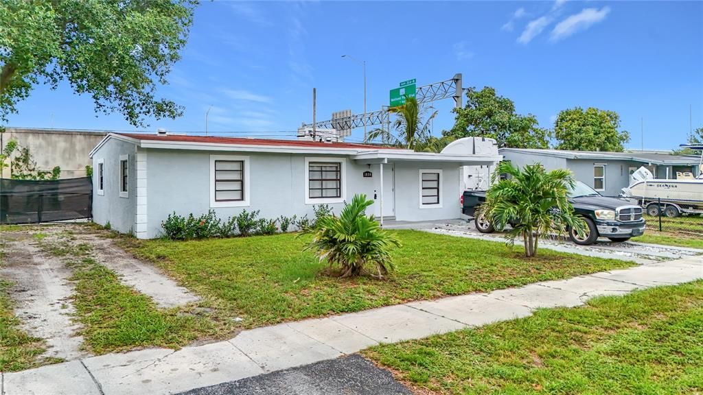 For Sale: $330,000 (3 beds, 1 baths, 977 Square Feet)