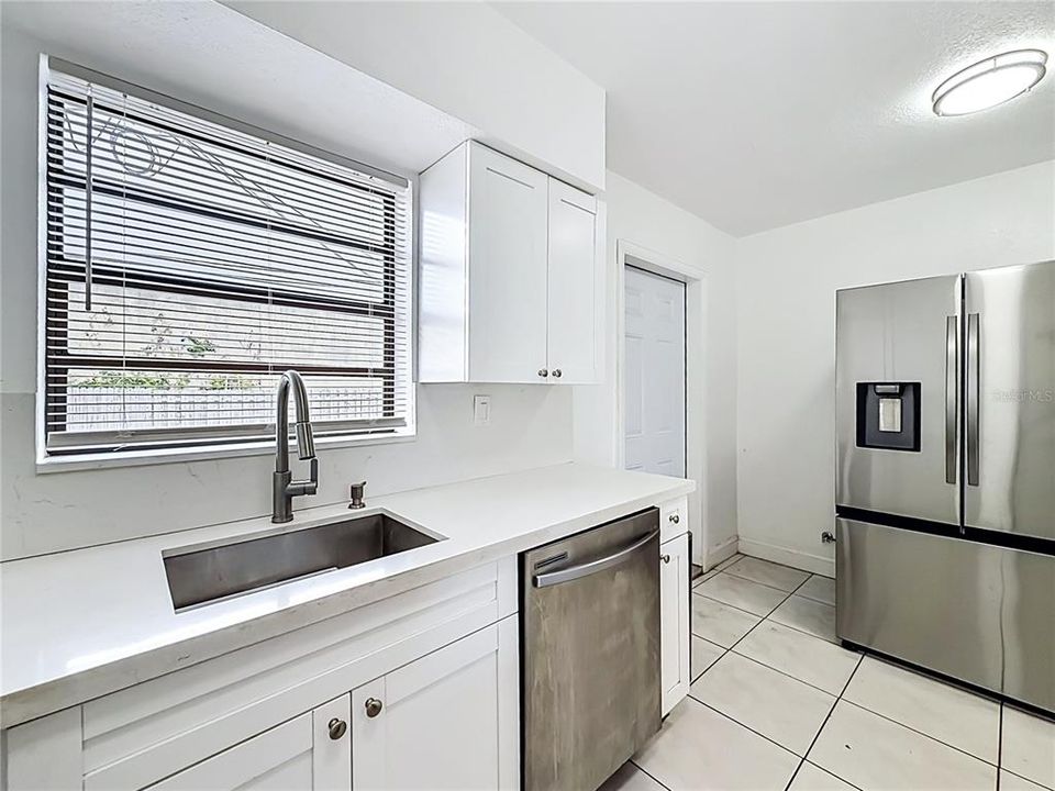 For Sale: $330,000 (3 beds, 1 baths, 977 Square Feet)