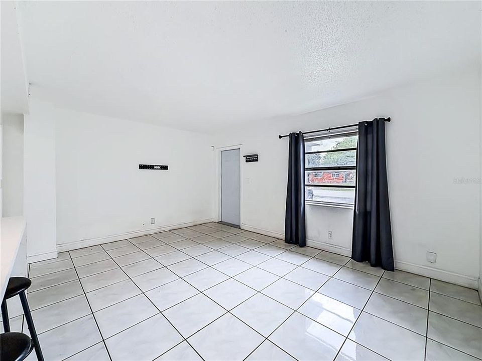 For Sale: $330,000 (3 beds, 1 baths, 977 Square Feet)
