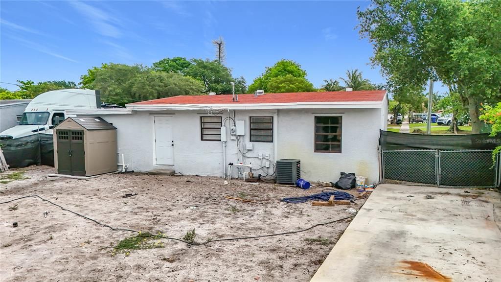 For Sale: $330,000 (3 beds, 1 baths, 977 Square Feet)