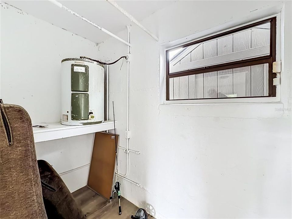 For Sale: $330,000 (3 beds, 1 baths, 977 Square Feet)
